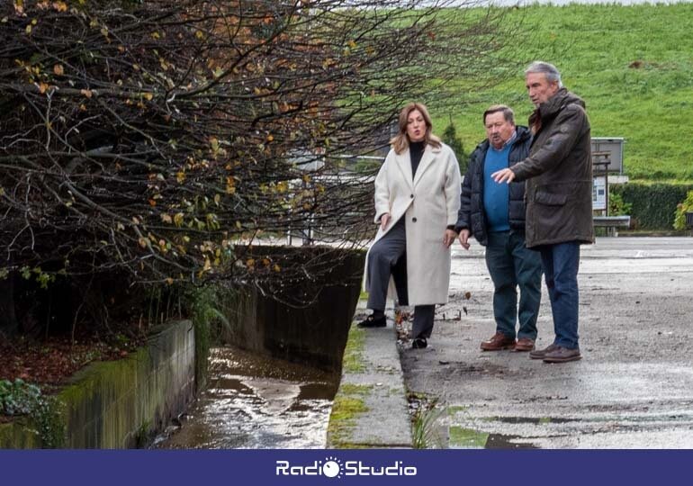 La alcaldesa, Rosa Díaz, y los concejales Avelino Rodríguez Muriedas y Fernando Sañudo visitando las obras ejecutadas en el arroyo Fuente del Valle | Foto: Ayuntamiento