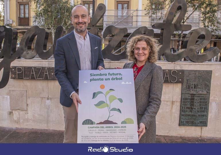 El alcalde, Javier López Estrada, y la concejala de Medio Ambiente, Patricia Portilla, presentan la campaña del árbol 24/25 | Foto: Ayuntamiento