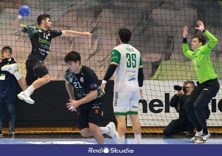 Álex Rubiño lanzando a portería en el partido ante Anaitasuna | Foto: Óscar Aznar