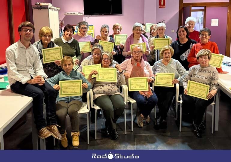 Entrega de diplomas tras la finalización de los talleres de memoria organizados por el Ayuntamiento de Torrelavega | Foto: Ayuntamiento