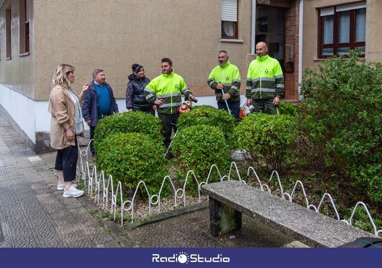 La alcaldesa y concejales visitan una de las cuadrillas del servicio de mantenimiento de jardines del municipio | Foto: Ayuntamiento