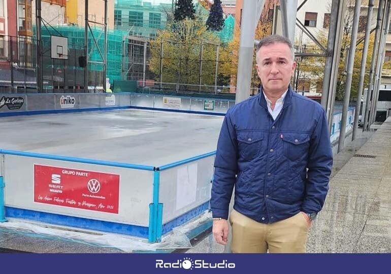 El concejal 'popular' Enrique Gómez Zamanillo junto a la pista de hielo | Foto: PP