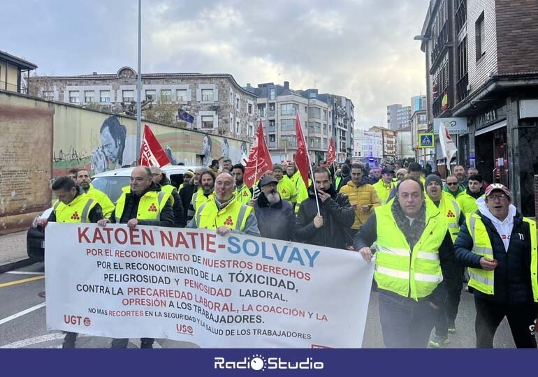 El 100% de la plantilla de Katoen Natie, empresa concesionaria del servicio de logística en Solvay, ha salido a las calles de Torrelavega para reivindicar sus derechos | Foto: Radio Studio