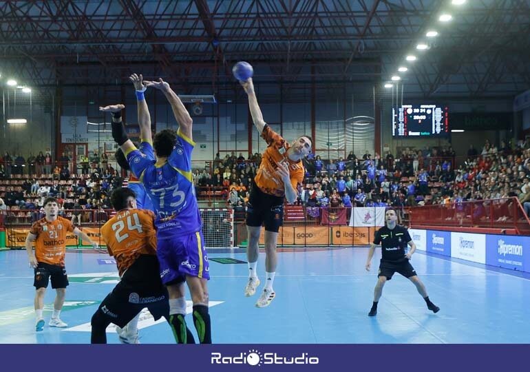 El lanzamiento de Prokop rescató un punto para los 'naranjas' | Foto: BM Torrelavega