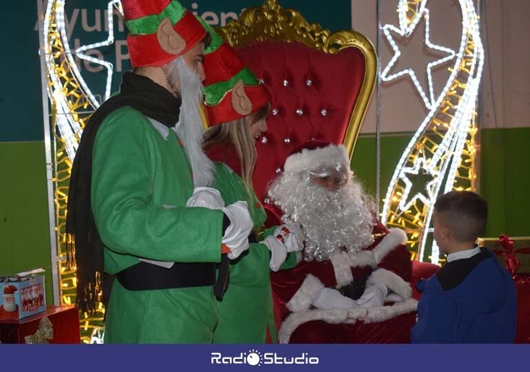 Los niños y niñas de Piélagos entregaron sus cartas a Papá Noel | Foto: Ayuntamiento