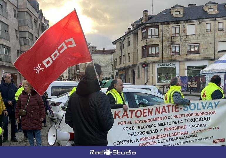 Salida de la manifestación de Katoen Natie desde el Ayuntamiento de Torrelavega hasta Solvay | Foto: Radio Studio