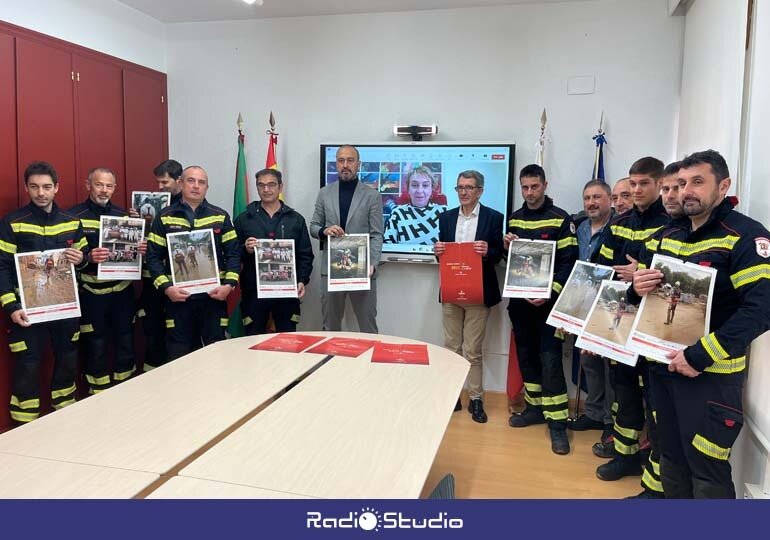 Los Bomberos de Torrelavega, junto con los alcaldes de la ciudad y Benetússer, y el concejal de Seguridad presentan el calendario | Foto: Radio Studio