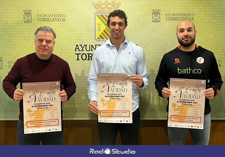 El concejal de Deportes, Nacho González; Kike Cruz, directivo del Bathco BM Torrelavega; y Sergio Alonso, coordinador de la cantera 'naranja', han presentado el Torneo | Foto: Radio Studio