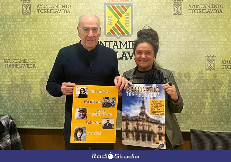 La concejala de Cultura de Torrelavega, Esther Vélez, ha presentado la exposición colectiva 'Experimenta Torrelavega. Una ciudad con arte', acompañada por el comisario de la muestra, Alberto Pérez Castaños | Foto: Radio Studio