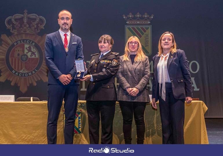 La Jefa Superior de la Policía Nacional en Cantabria, Carmen Martínez, recibe la Medalla de Honor de Torrelavega en manos del alcalde, Javier López Estrada, junto con la delegada del Gobierno en Cantabria, Eugenia Gómez de Diego y la consejera de Presidencia, Isabel Urrutia | Foto: Ayuntamiento