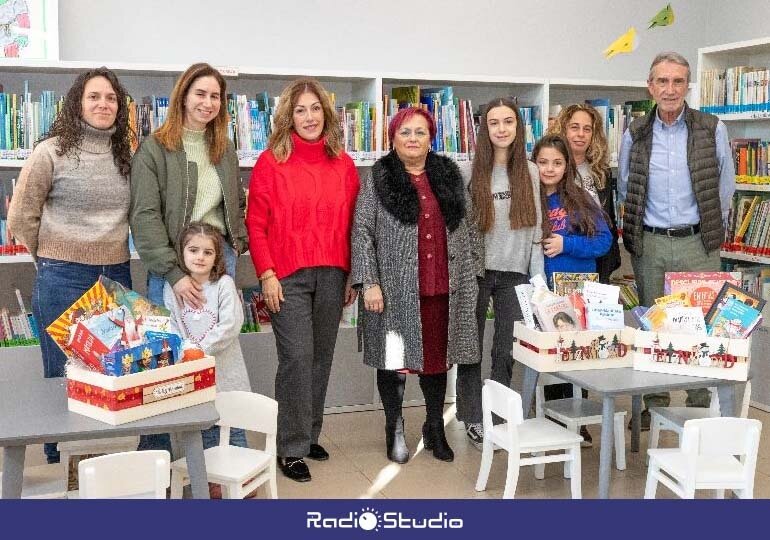 La alcaldesa y la concejal de Cultura con los ganadores de las cestas de la iniciativa 'Leer tiene premio' | Foto: Ayuntamiento