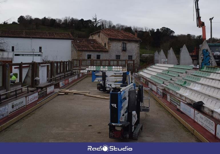 Han comenzado los trabajos para la instalación de una cubierta en la bolera de Arce | Foto: Ayuntamiento de Piélagos