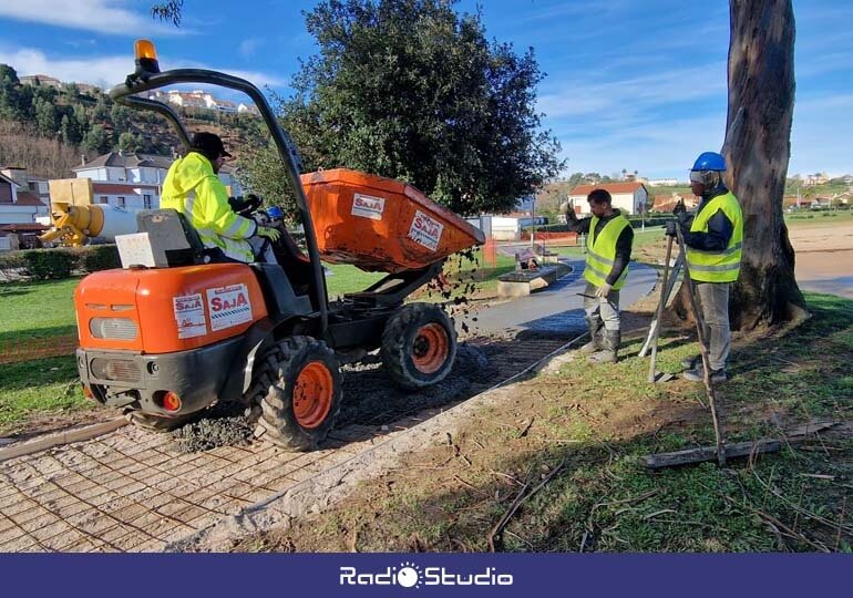 Trabajos de pavimentación de la senda peatonal de La Ribera | Foto: Ayuntamiento