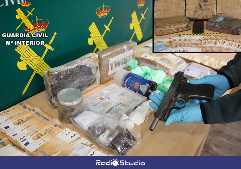 Imagen de droga, dinero y otros elementos incautados en la operación 'Tiberio' | Foto: Guardia Civil