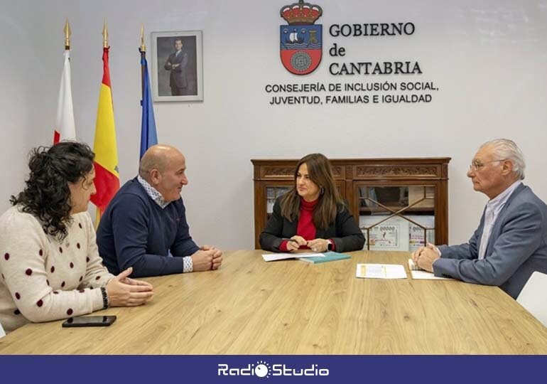 La consejera de Inclusión Social, Juventud, Familias e Igualdad, Begoña Gómez, recibe al alcalde de Cartes, Agustín Molleda | Foto: Gobierno