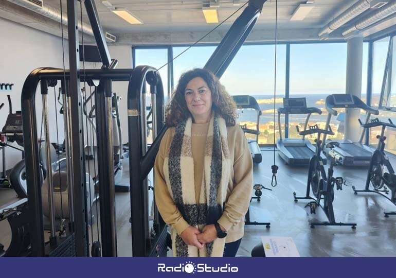 La concejala de Deportes de Suances, Ana Santiago, visita el gimnasio | Foto: Ayuntamiento