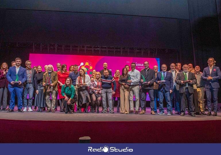 Foto de familia en la III Gala del Comercio, Industria y Hostelería de Torrelavega | Foto: Ayuntamiento