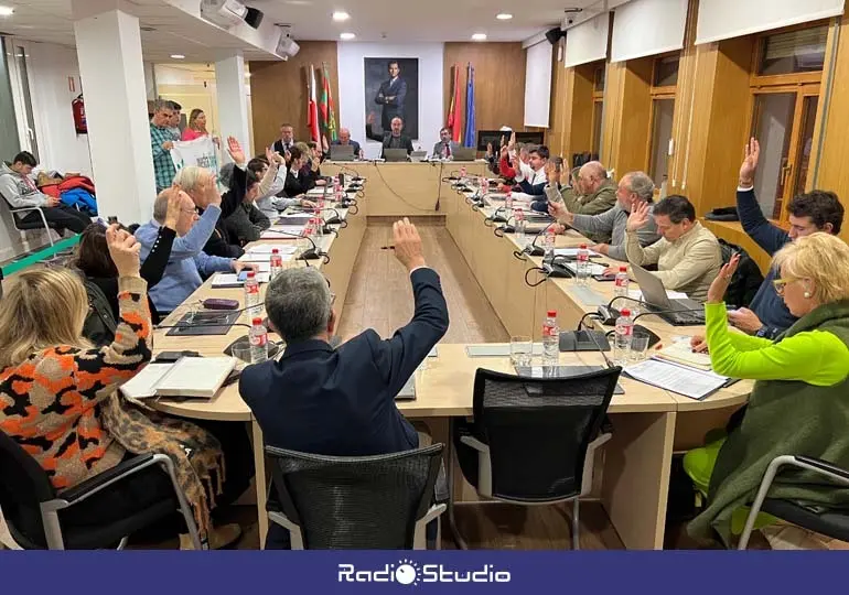 Imagen del Pleno histórico en el que Torrelavega ha dado luz verde al nuevo PGOU de la ciudad | Foto: Radio Studio