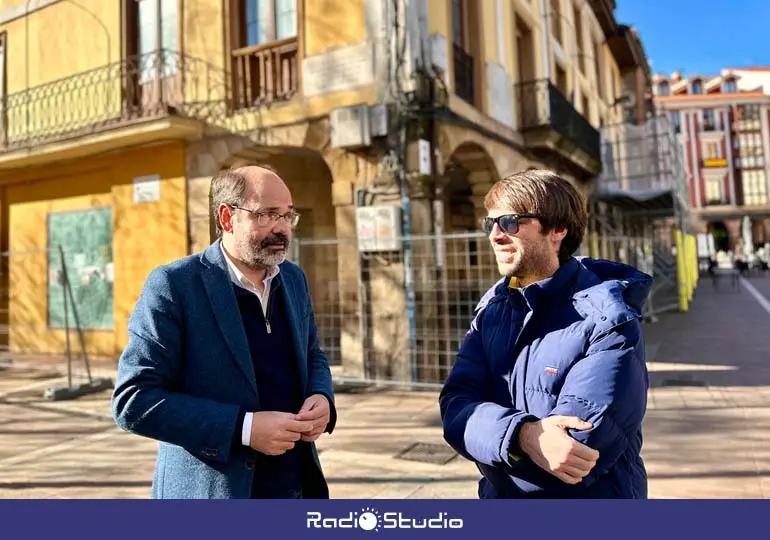 José Luis Urraca y Borja Sainz junto al edificio que se consolidará en Baldomero Iglesias | Foto: PSOE