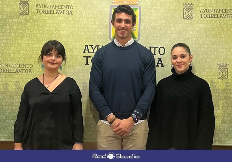 El concejal de Juventud, Nacho González, junto a Marina Sainz (izquierda) e Inma Conde (derecha), en la presentación del Mozandá Fest | Foto: Radio Studio