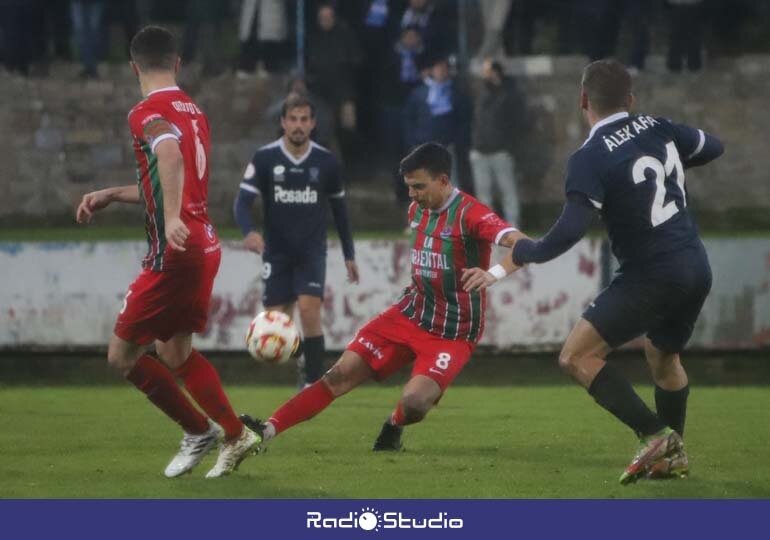 Edu Bedia juega un balón sobre el barro de Miramar | Foto: Néstor Revuelta/RS Gimnástica