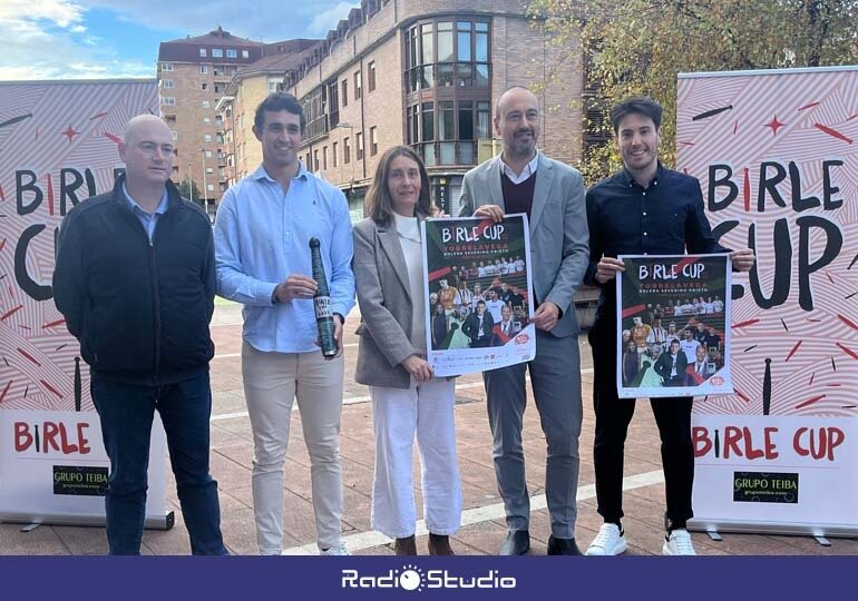 El alcalde de Torrelavega, Javier López Estrada; la directora general de Deportes, Susana Ruiz; y los organizadores, Diego Balbontín; y Domingo Agudo, presentan la II Birle Cup | Foto: Radio Studio