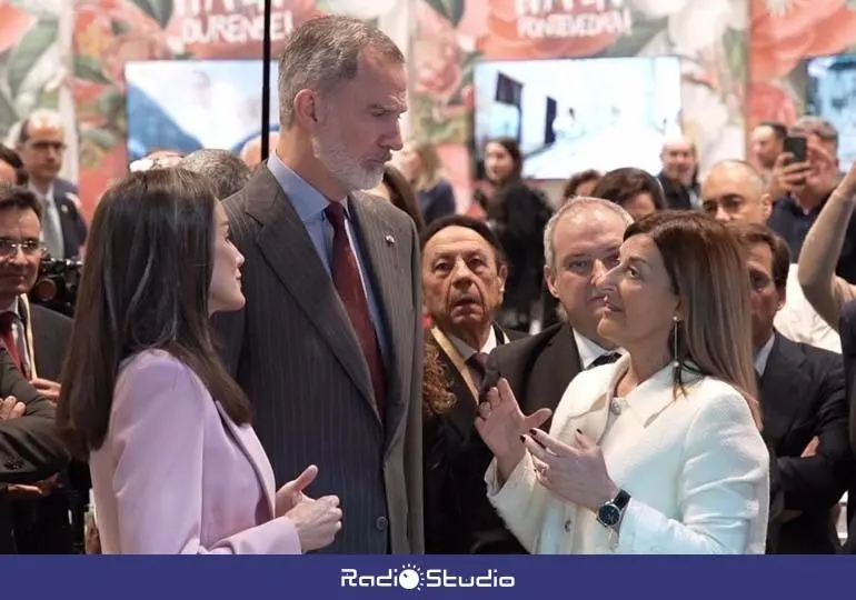 Los Reyes de España junto a la presidenta de Cantabria, María José Sáenz de Buruaga, en el stand de la comunidad en FITUR | Foto: Gobierno