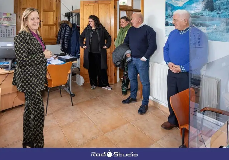 La consejera de Presidencia, Justicia, Seguridad y Simplificación Administrativa, Isabel Urrutia, ha visitado el archivo de Cartes | Foto: Ayuntamiento