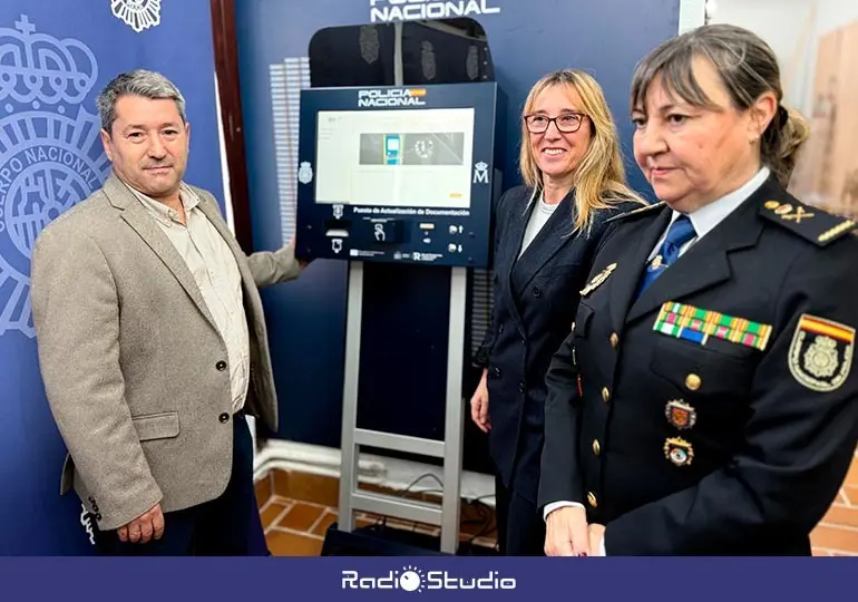 La nueva unidad móvil del DNI y pasaporte para zonas rurales se presentó hoy en Cabezón de la Sal.