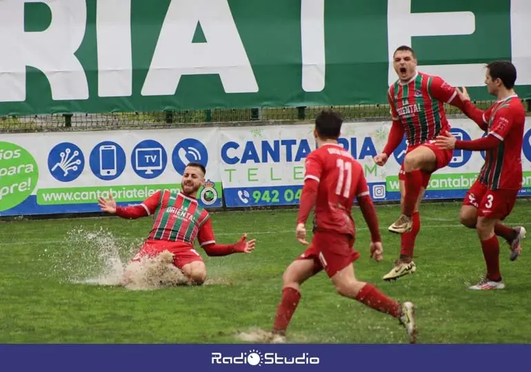 Los jugadores de la RS Gimnástica celebran el tanto de Primo en El Astillero | Foto: RSGT