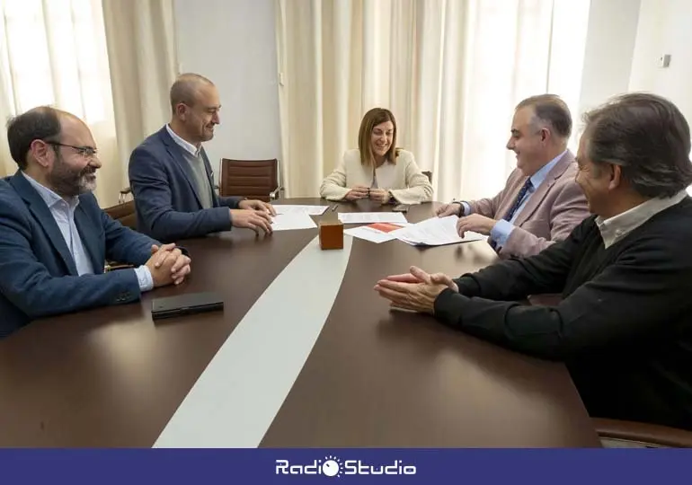 Gobierno de Cantabria y Ayuntamiento de Torrelavega sellan la firma del convenio en la sede del ejecutivo | Foto: Ayuntamiento