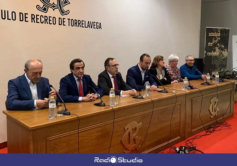 Imagen de archivo de 2020 de los alcaldes de Torrelavega, Carlos Monje Rodríguez, Blanca Rosa Gómez Morante, Javier López Marcano, Ildefonso Calderón Ciriza, Lidia Ruiz Salmón, José Manuel Cruz Viadero y Javier Lopez Estrada; en un encuentro moderado por el entonces director de Radio Studio, Carlos Revuelta