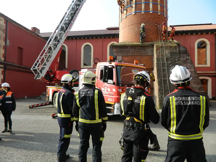 En abril de 2017, la UME y servicios de emergencias de toda España participaron en unos simulacros en La Lechera que incluyeron trabajos en la chimenea.