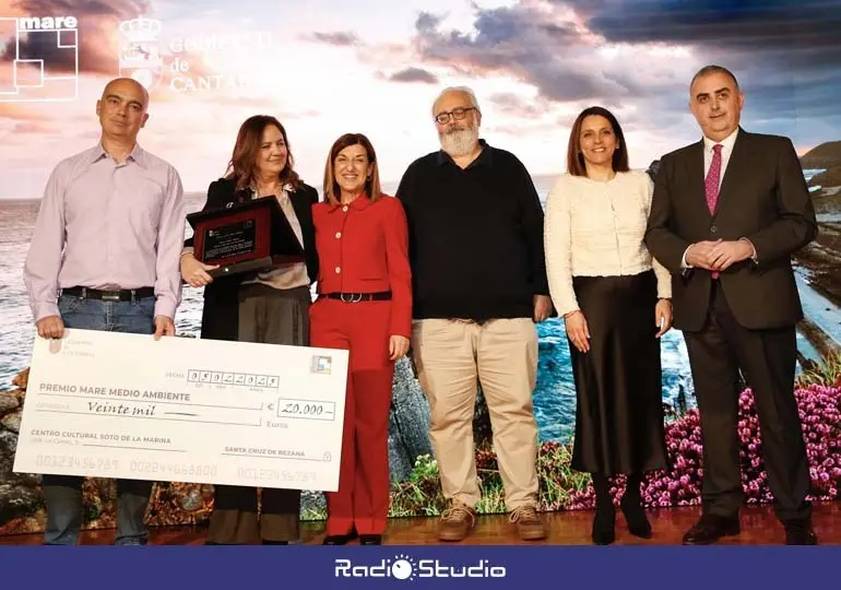 La presidentade Cantabria, María José Sáenz de Buruaga, entrega, a título póstumo, el Premio Mare Medio Ambiente a Jesús Mojas Mauri | Foto: Gobierno