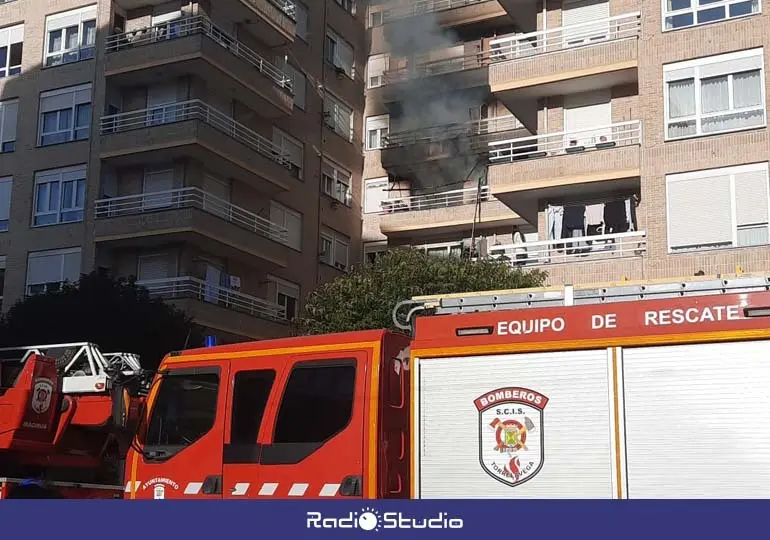 Una dotación del equipo de Bomberos de Torrelavega trabajando en la extinción del incendio | Foto: Radio Studio