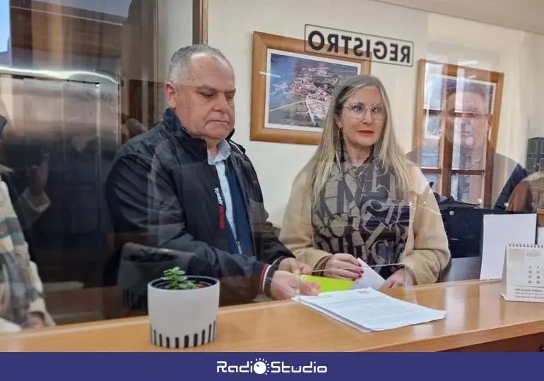 El concejal del PRC Víctor Manuel Reinoso y la edil del PSOE María Jesús García registran en el Ayuntamiento la moción de censura | Foto: PRC