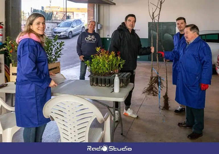 Los concejales María José Álvarez, Fernando Sañudo y David Esteban entregan los árboles a los vecinos deficitarios | Foto: Ayuntamiento