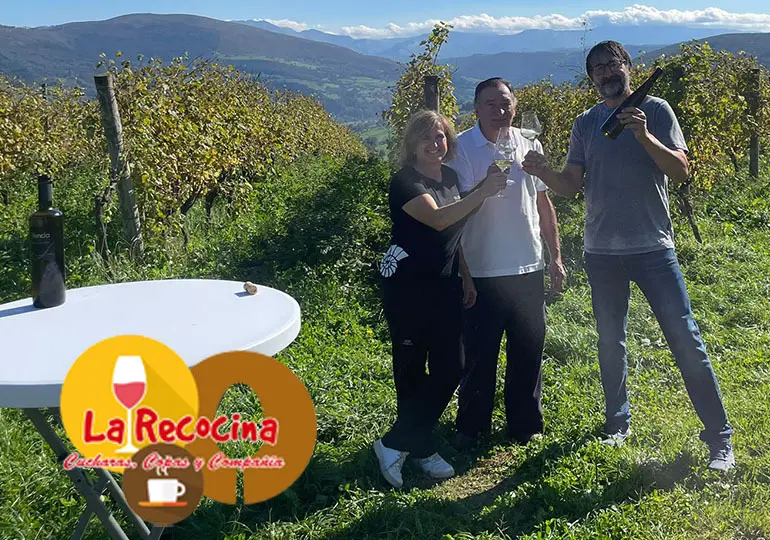 Asier Alonso, de Bodegas Seld’Aiz, con el vino Yenda premaido