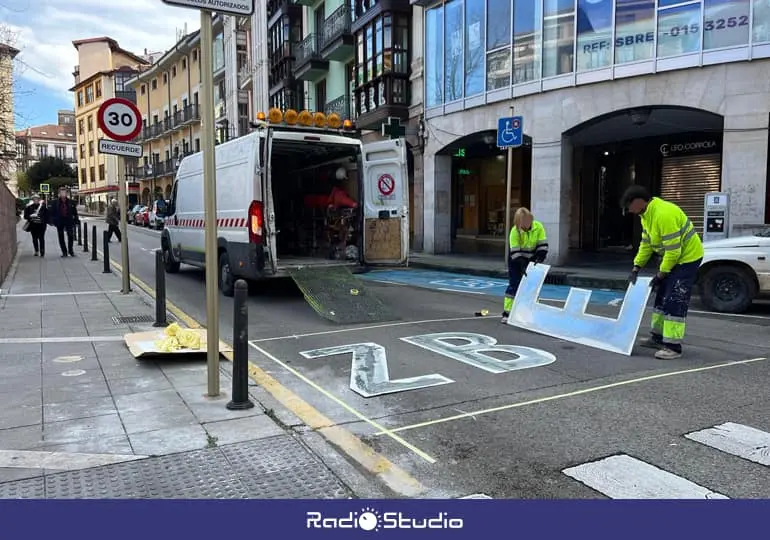 Operarios pintando la delimitación de la Zona de Bajas Emisiones (ZBE) en Torrelavega | Foto: Radio Studio