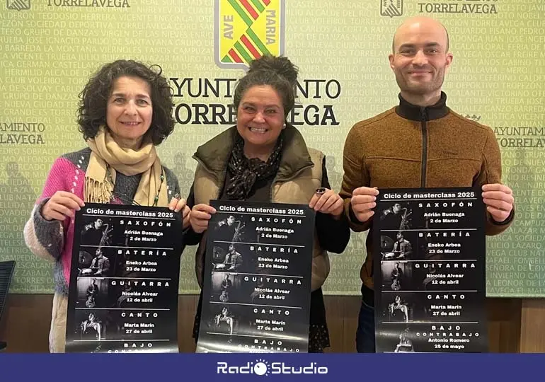 La concejala de Cultura, Esther Vélez, ha presentado este viernes el ciclo junto con Nuria Báez y Adrián Fernández, de la Escuela de Música de Torrelavega | Foto: Radio Studio