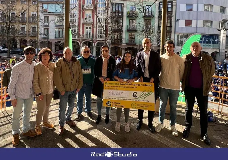 Foto de familia de la entrega de la recaudación en la III Marcha Solidaria del colegio El Salvador | Foto: Colegio