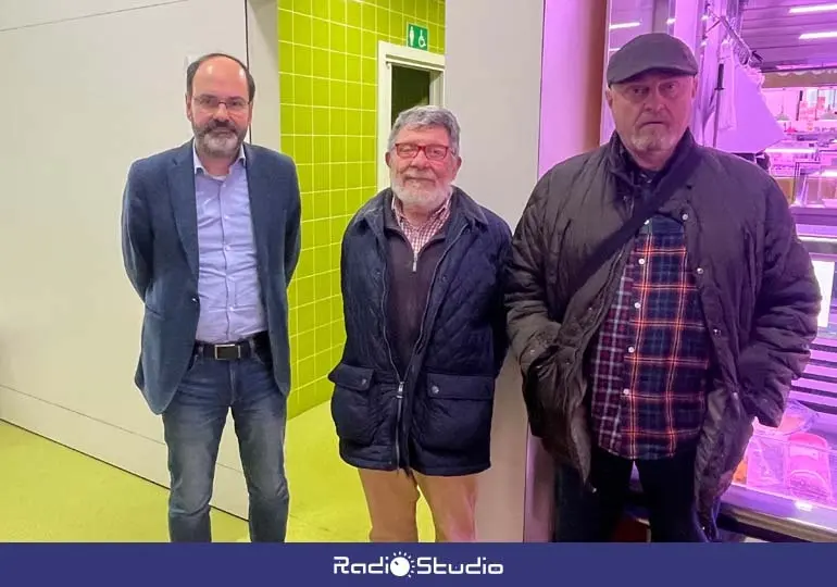 El concejal de Obras, José Luis Urraca, acompañado por representantes de la Asociación de Ostomizados de Cantabria, Juan Bezos e Ignacio Escobedo, han visitado la Plaza de Abastos | Foto: Radio Studio