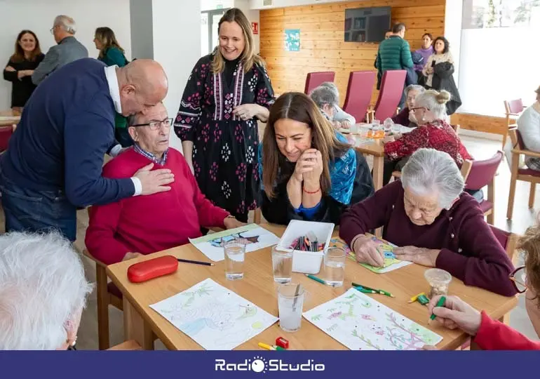 La consejera de Inclusión Social, Juventud, Familias e Igualdad, Begoña Gómez del Río, ha visitado a los mayores en el Centro de Día Jardines de la Vega de Cartes | Foto: Gobierno