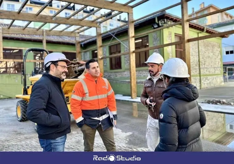 El concejal de Obras, José Luis Urraca, visita la actuación junto a los técnicos | Foto: PSOE Torrelavega