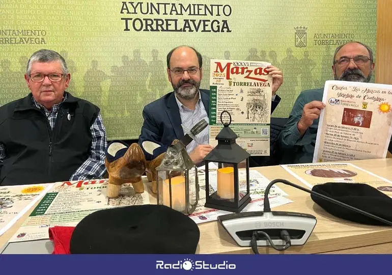 El primer teniente de alcalde, José Luis Urraca, acompañado por los integrantes de la Ronda Marcera: José Ramón García y Manuel Calleja, ha presentado la XXXVI edición de Las Marzas | Foto: Radio Studio