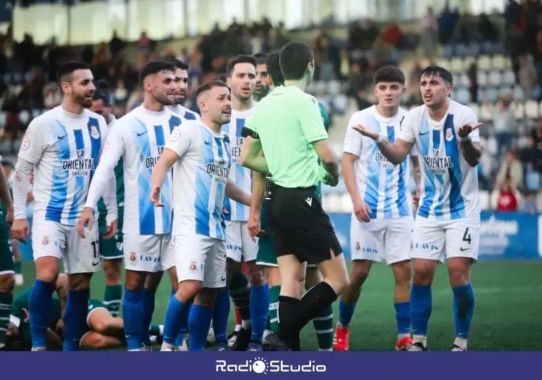 Los jugadores de la RS Gimnástica no entienden una decisión arbitral | Foto: Néstor Revuelta