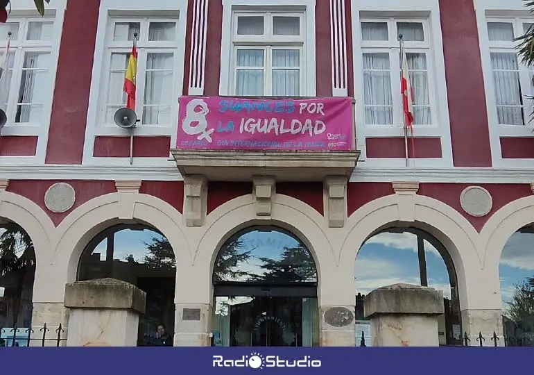 Imagen de archivo del ayuntamiento de Suances con la pancarta conmemorativa del 8M | Foto: Ayuntamiento