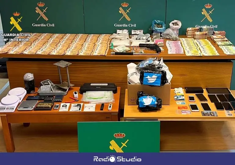 Dinero, sustancias y material incautado a un grupo que distribuía cocaína en Cantabria, Burgos y Palencia | Foto: Guardia Civil