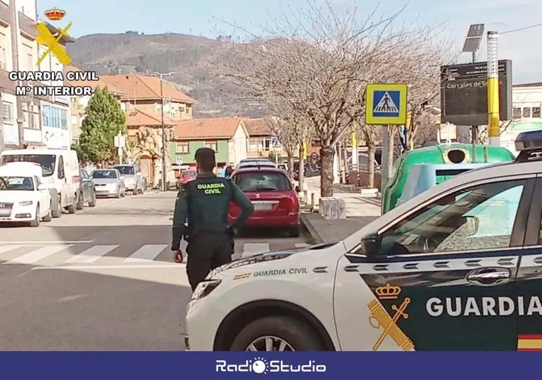 Patrulla en Los Corrales de Buelna | Foto: Guardia Civil