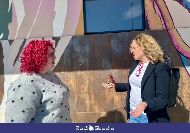 La concejala de Igualdad de Torrelavega, Patricia Portilla, junto con una de las integrantes de Espacio Mujeres